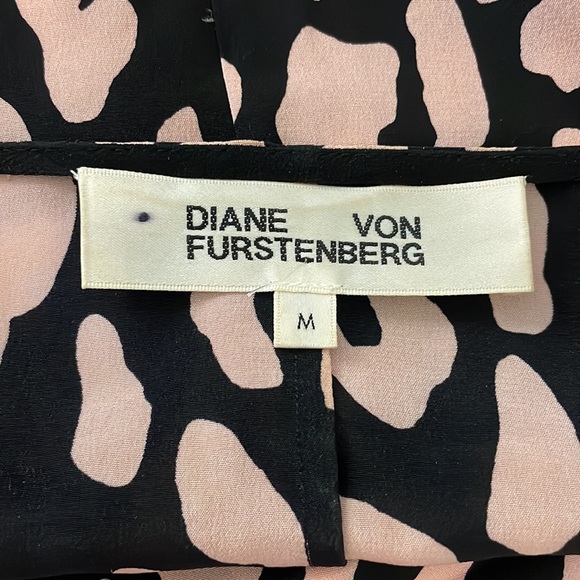 Diane Von Furstenberg wrapped around blouse - Picture 5 of 6